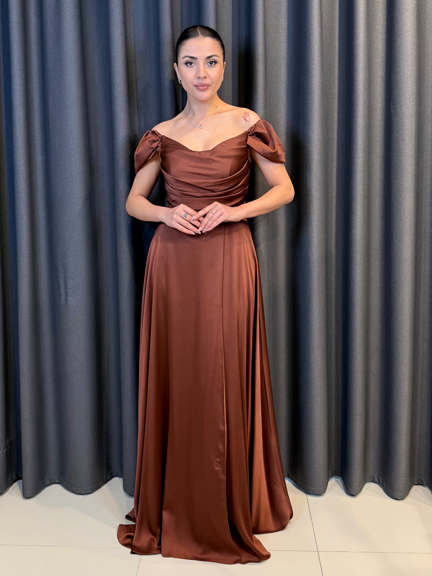 Kırmızı Saten Düşük Omuz Drape Detaylı Uzun Abiye Elbise