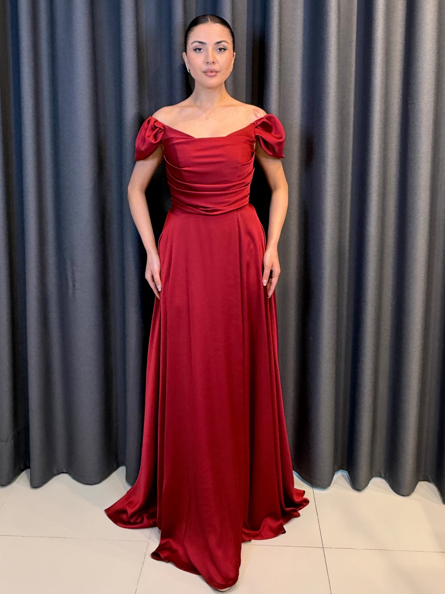 Kırmızı Saten Düşük Omuz Drape Detaylı Uzun Abiye Elbise