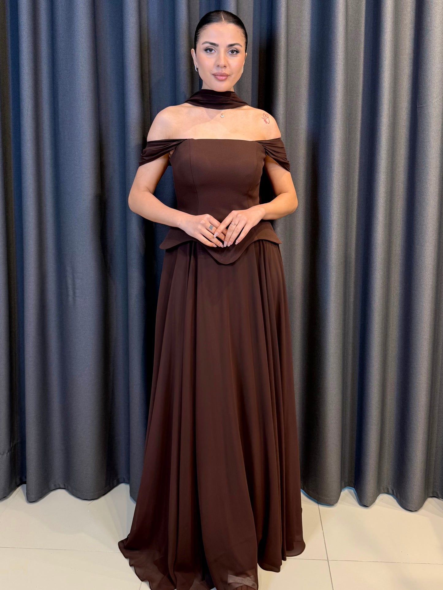 Siyah Düşük Omuzlu Boyun Atkılı Şifon Abiye Elbise