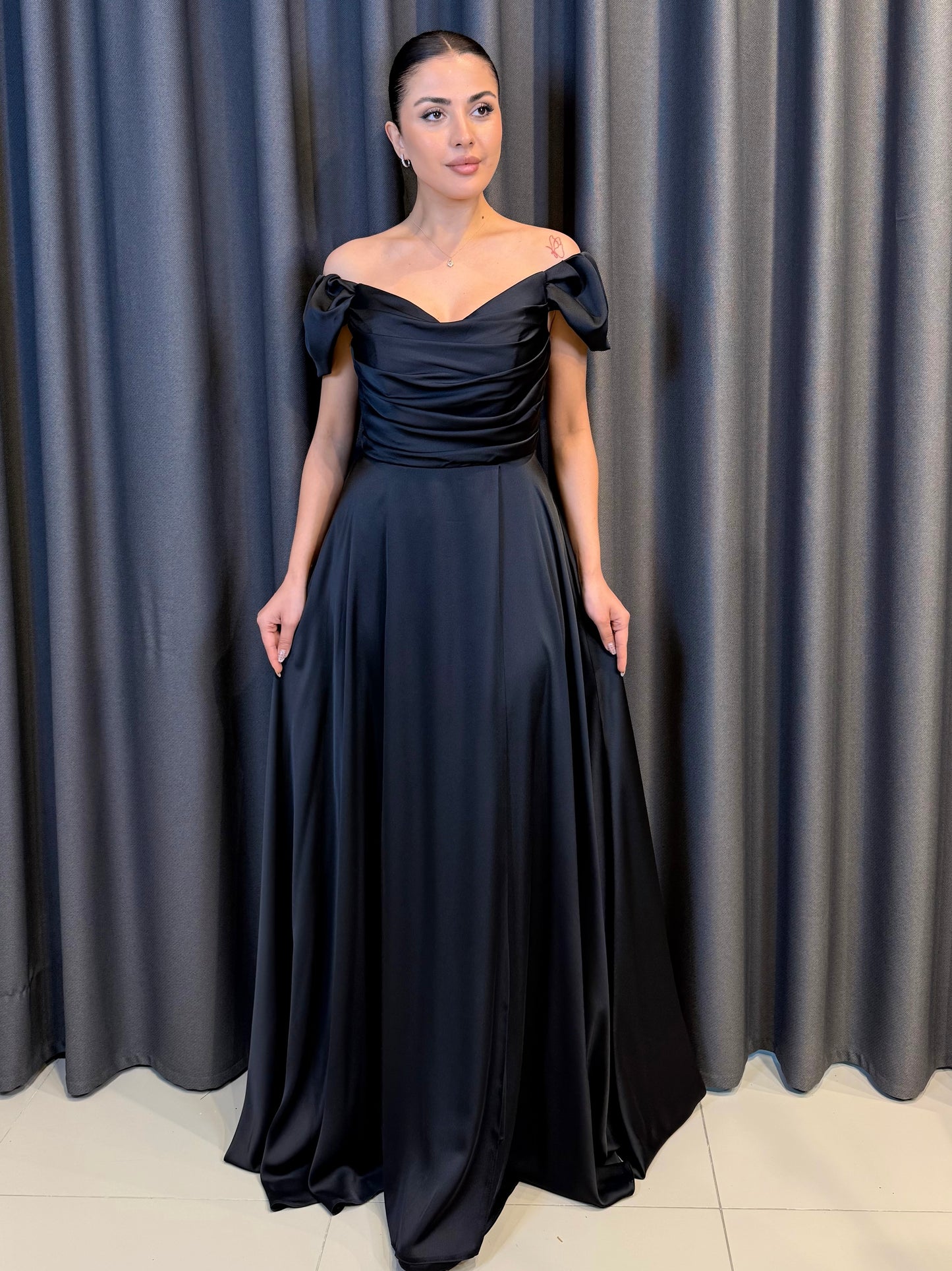 Kırmızı Saten Düşük Omuz Drape Detaylı Uzun Abiye Elbise