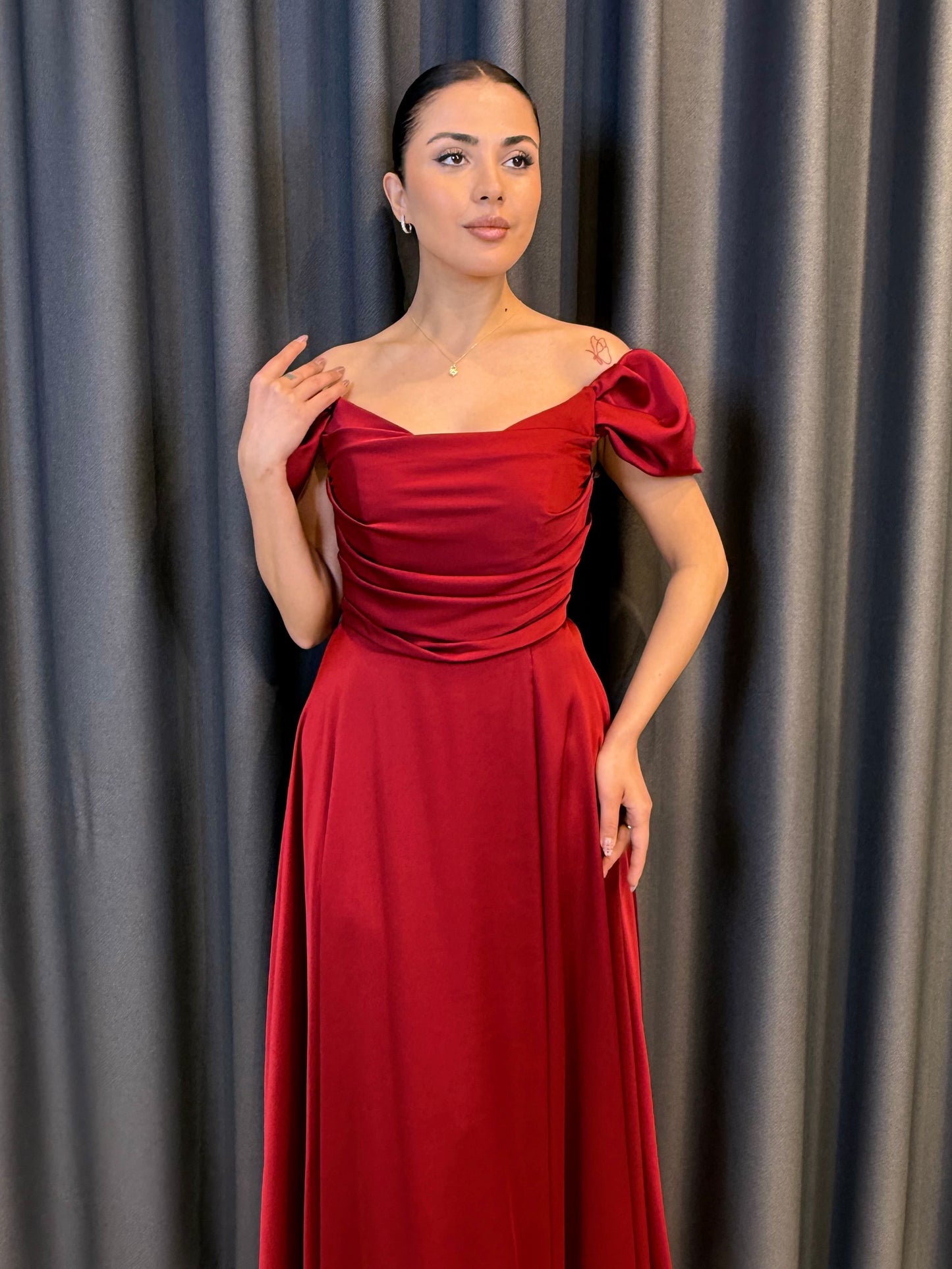 Kırmızı Saten Düşük Omuz Drape Detaylı Uzun Abiye Elbise