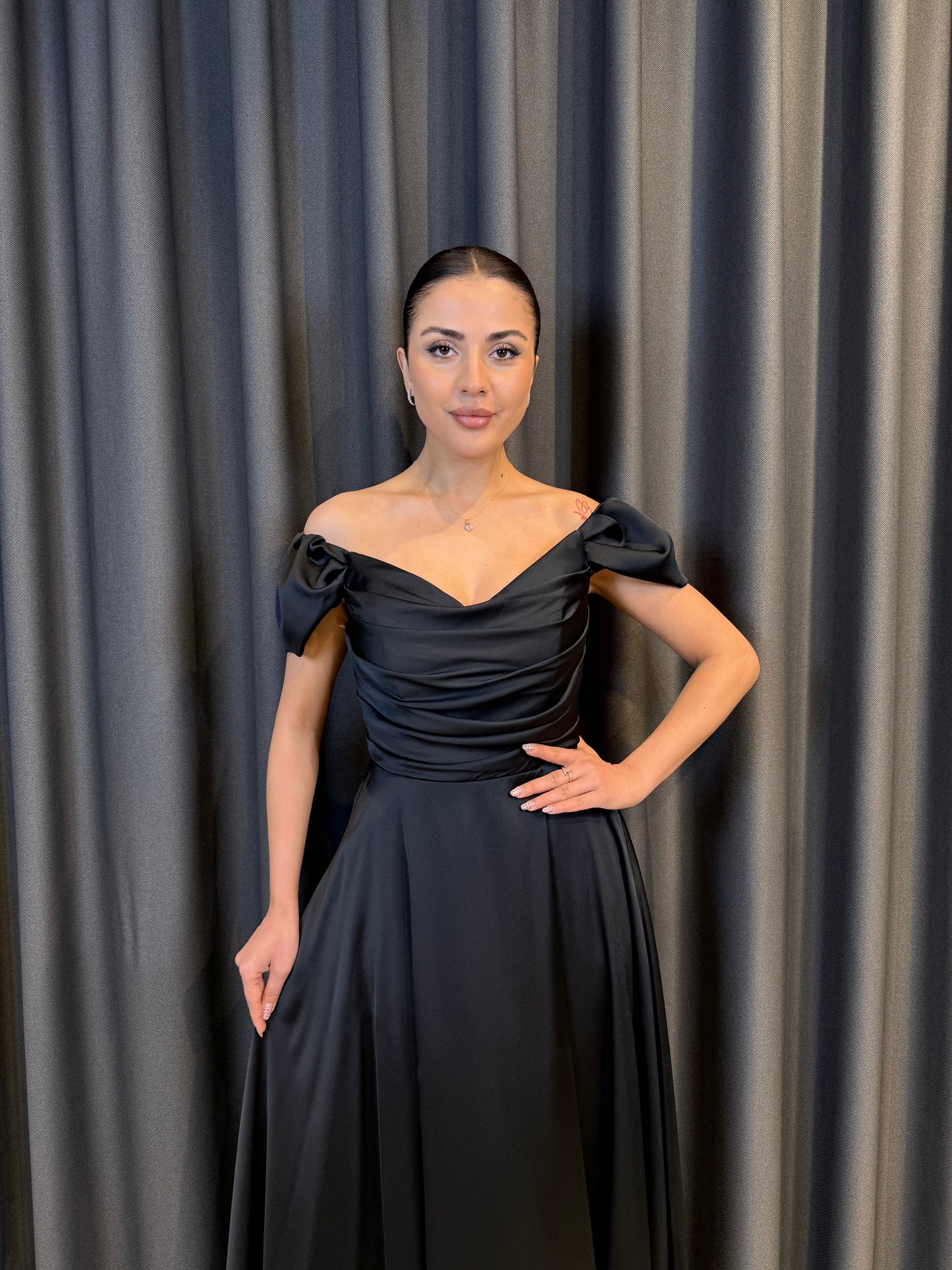 Kırmızı Saten Düşük Omuz Drape Detaylı Uzun Abiye Elbise