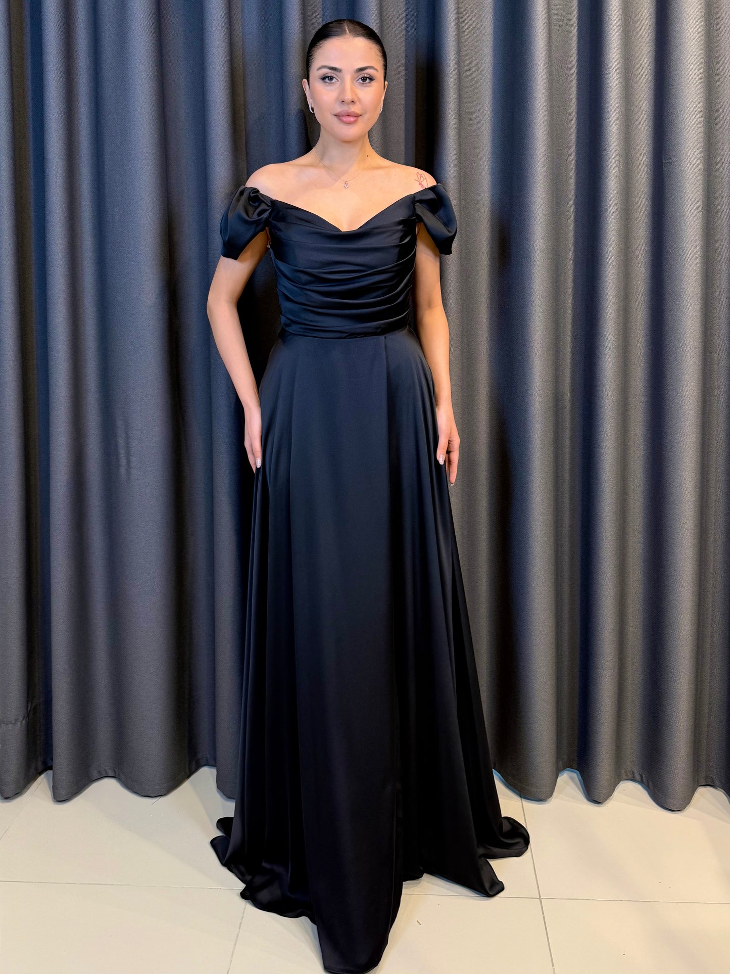 Kırmızı Saten Düşük Omuz Drape Detaylı Uzun Abiye Elbise