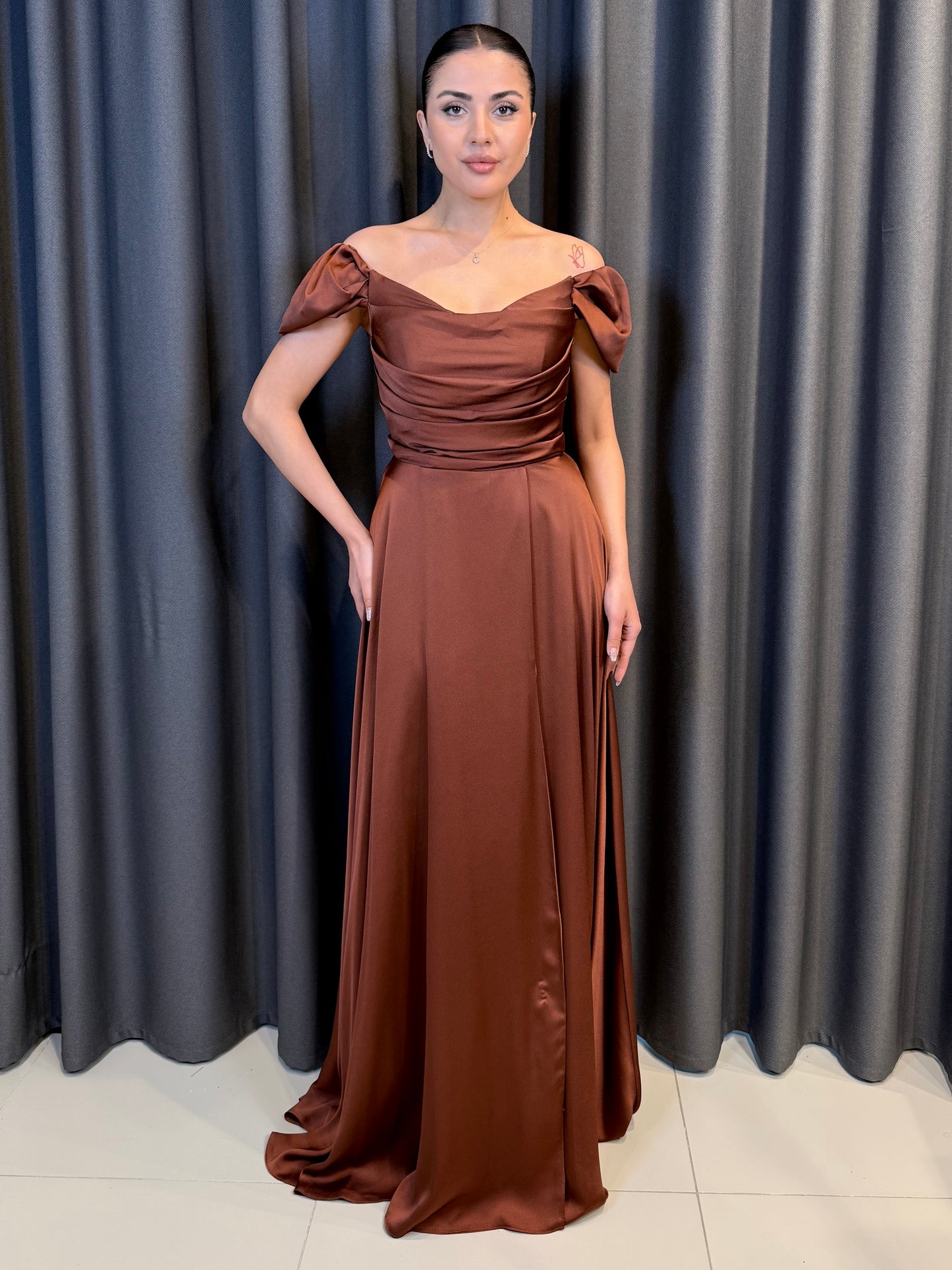 Kırmızı Saten Düşük Omuz Drape Detaylı Uzun Abiye Elbise