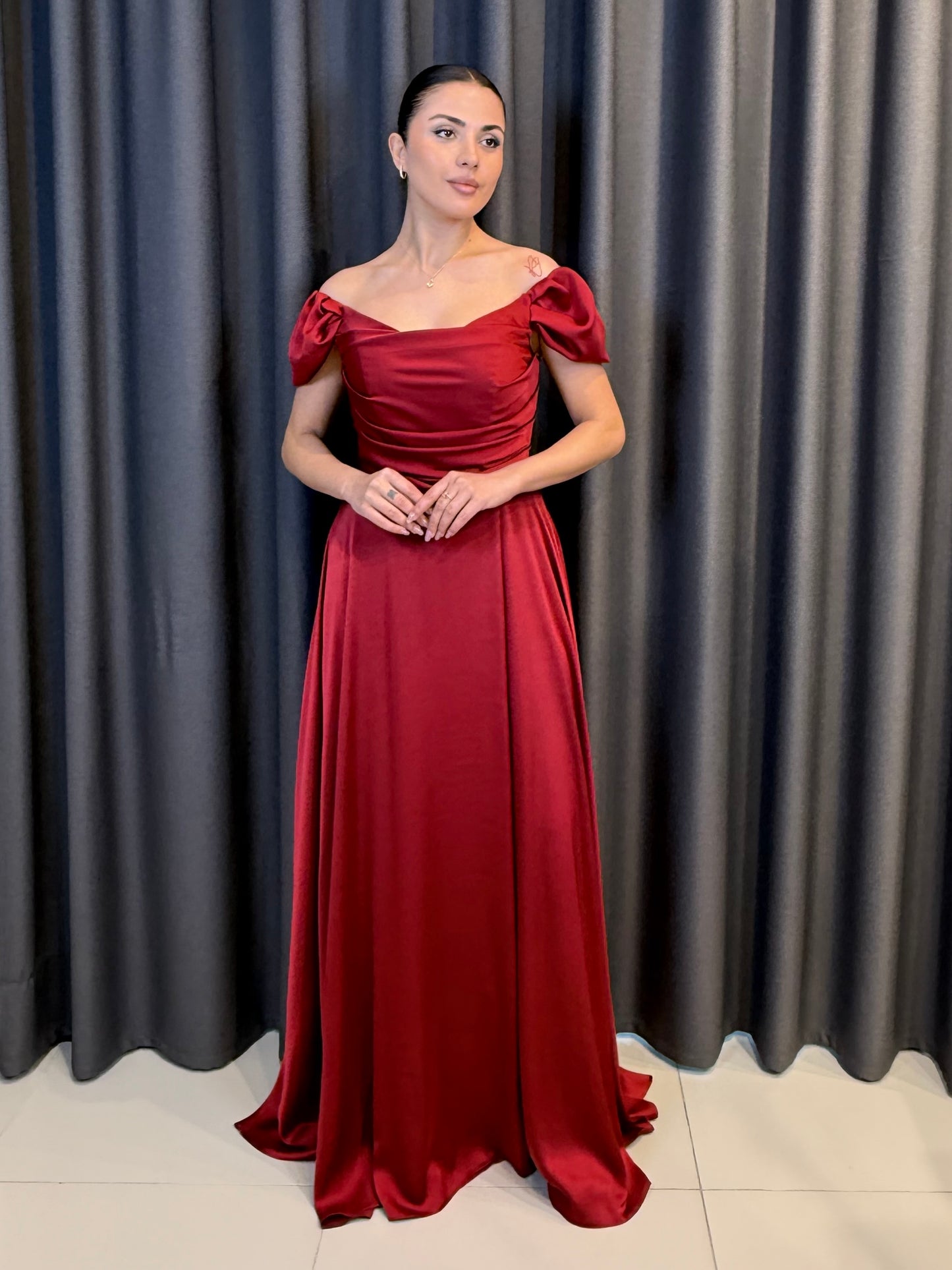 Kırmızı Saten Düşük Omuz Drape Detaylı Uzun Abiye Elbise