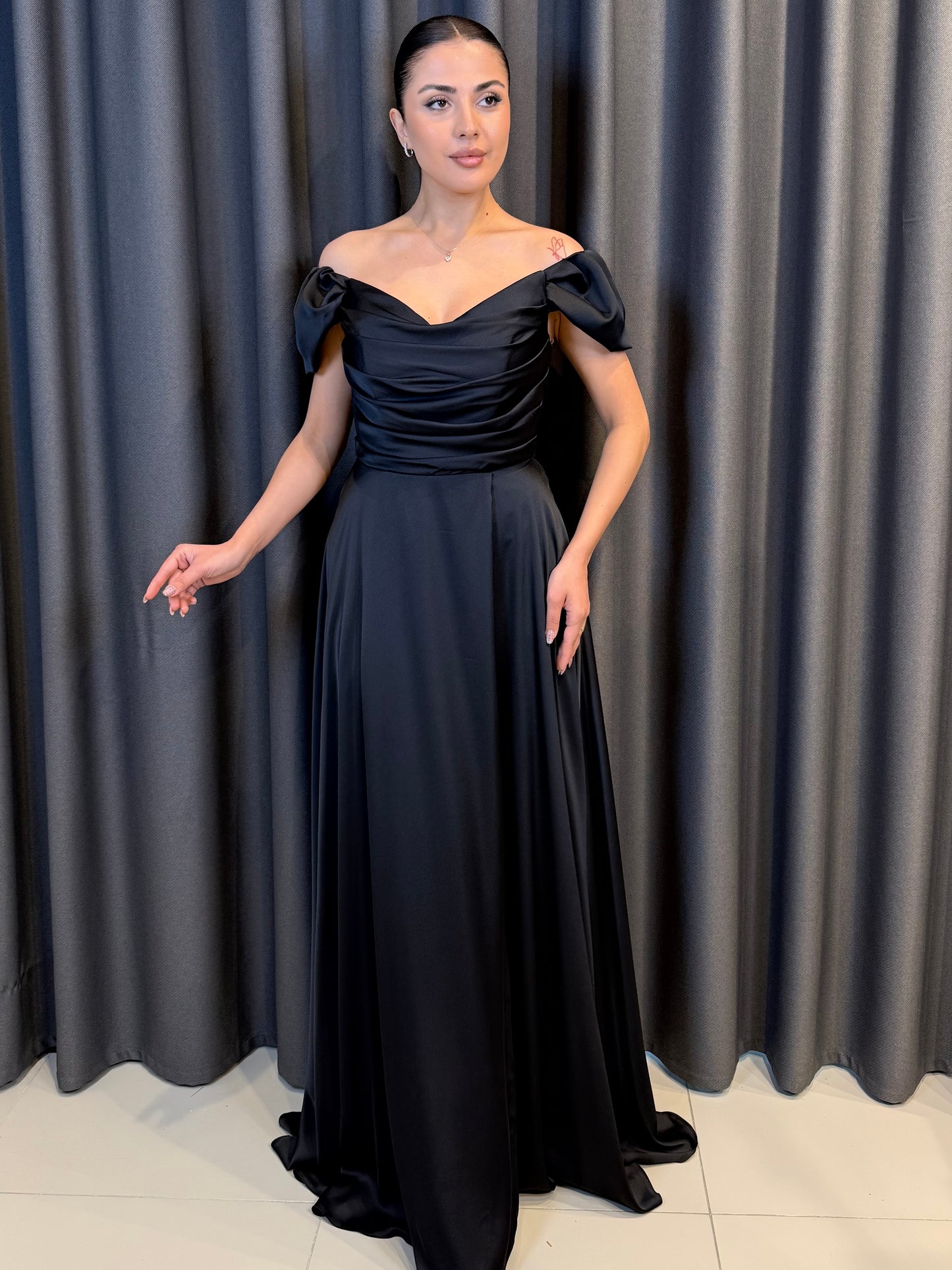 Kırmızı Saten Düşük Omuz Drape Detaylı Uzun Abiye Elbise