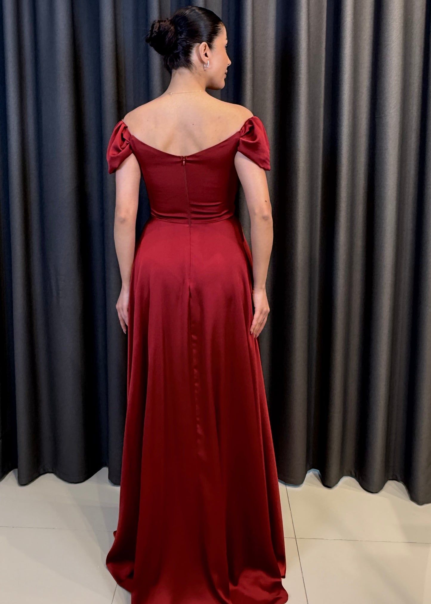 Kırmızı Saten Düşük Omuz Drape Detaylı Uzun Abiye Elbise