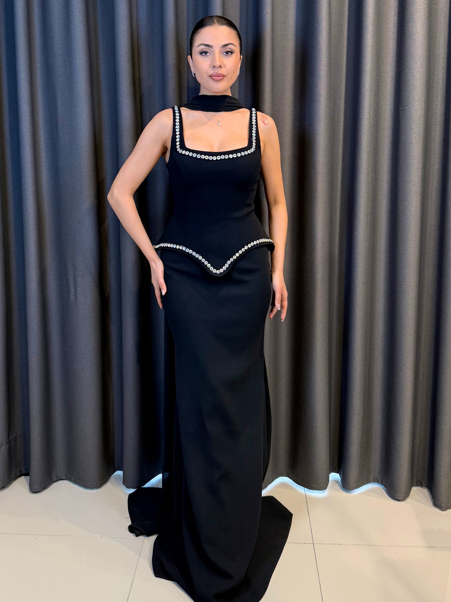 Siyah Krep Kumaş Kristal Taş İşlemeli Peplum Abiye Elbise