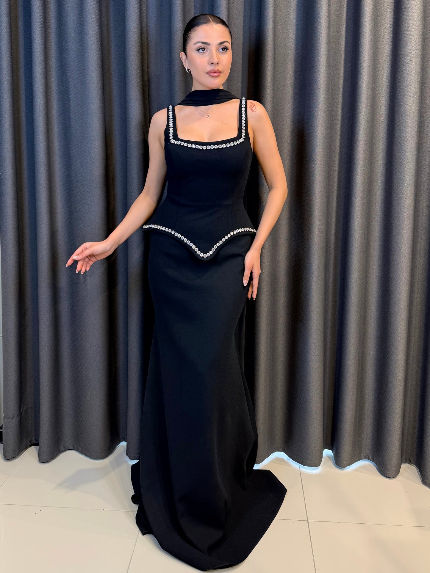 Siyah Krep Kumaş Kristal Taş İşlemeli Peplum Abiye Elbise