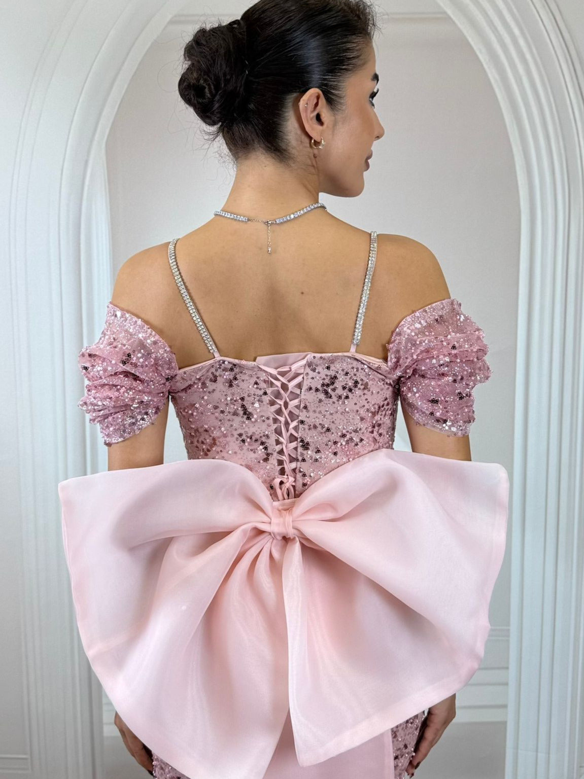 Işıltılı Pembe Pullu Payetli, Düşük Omuz Detaylı Balık Abiye Elbise