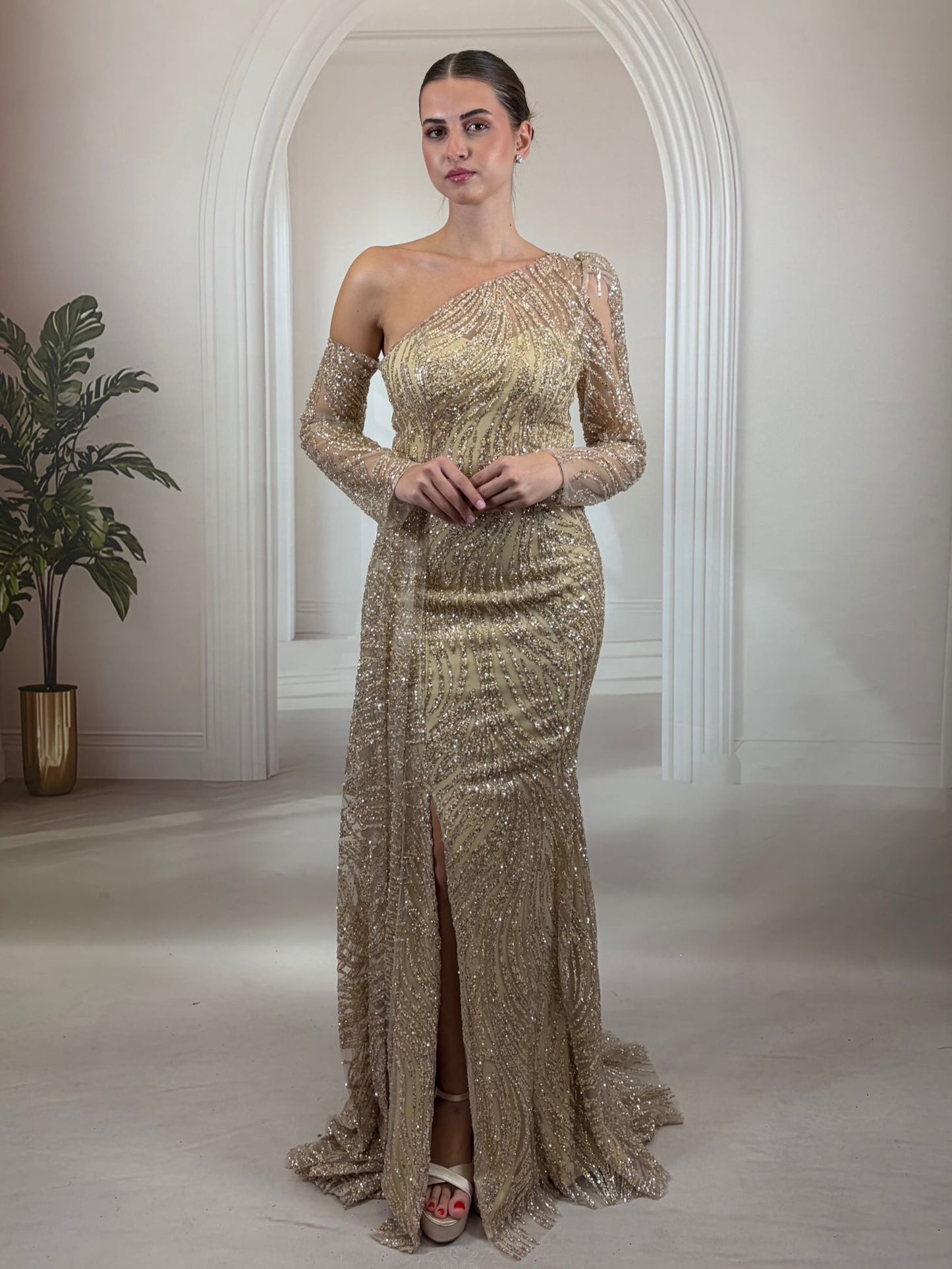 Işıltılı Altın Simli Gece Elbisesi - Özel Kesim Kollu ve Yırtmaçlı