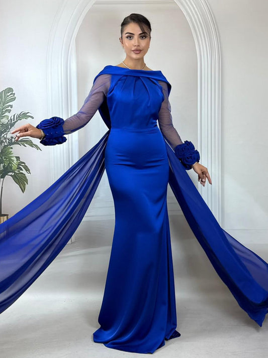 Saks  Beyaz Şifon Pelerinli ve Gül Detaylı Balık Abiye