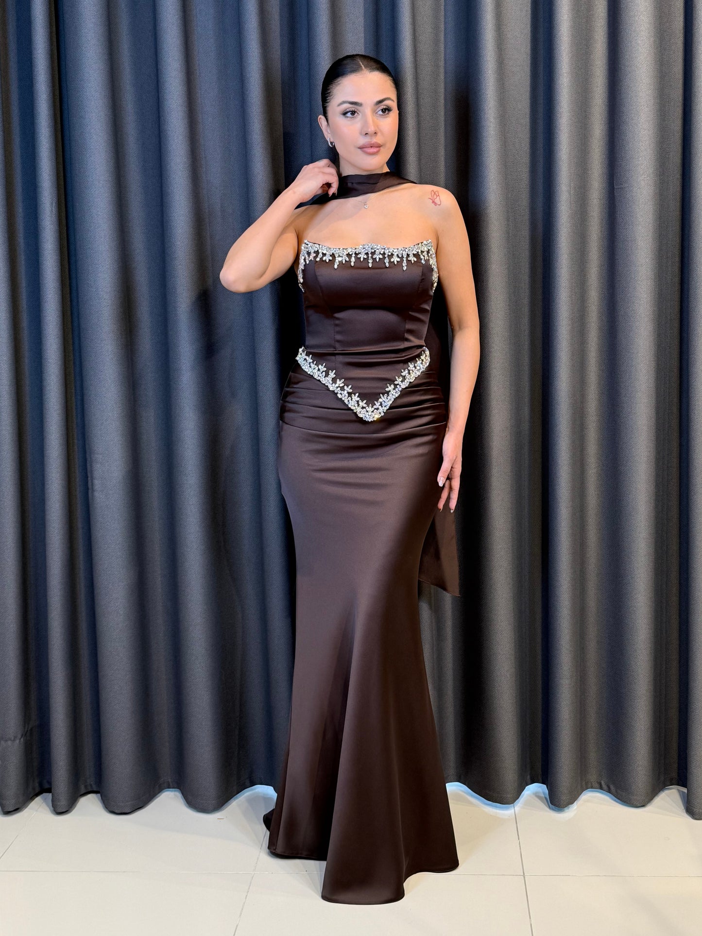 Göğüs ve Bel Hattı Taş İşlemeli Straplez Siyah Abiye