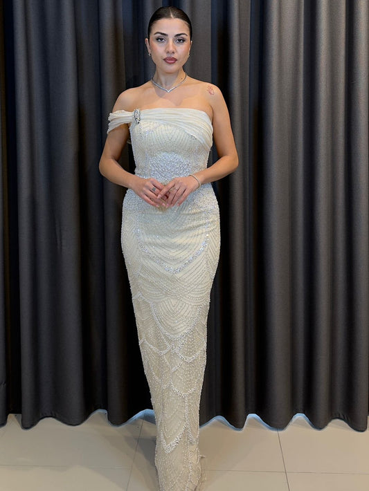 Tek Omuz Detaylı İnci ve Boncuk İşlemeli Ekru Gece Elbisesi