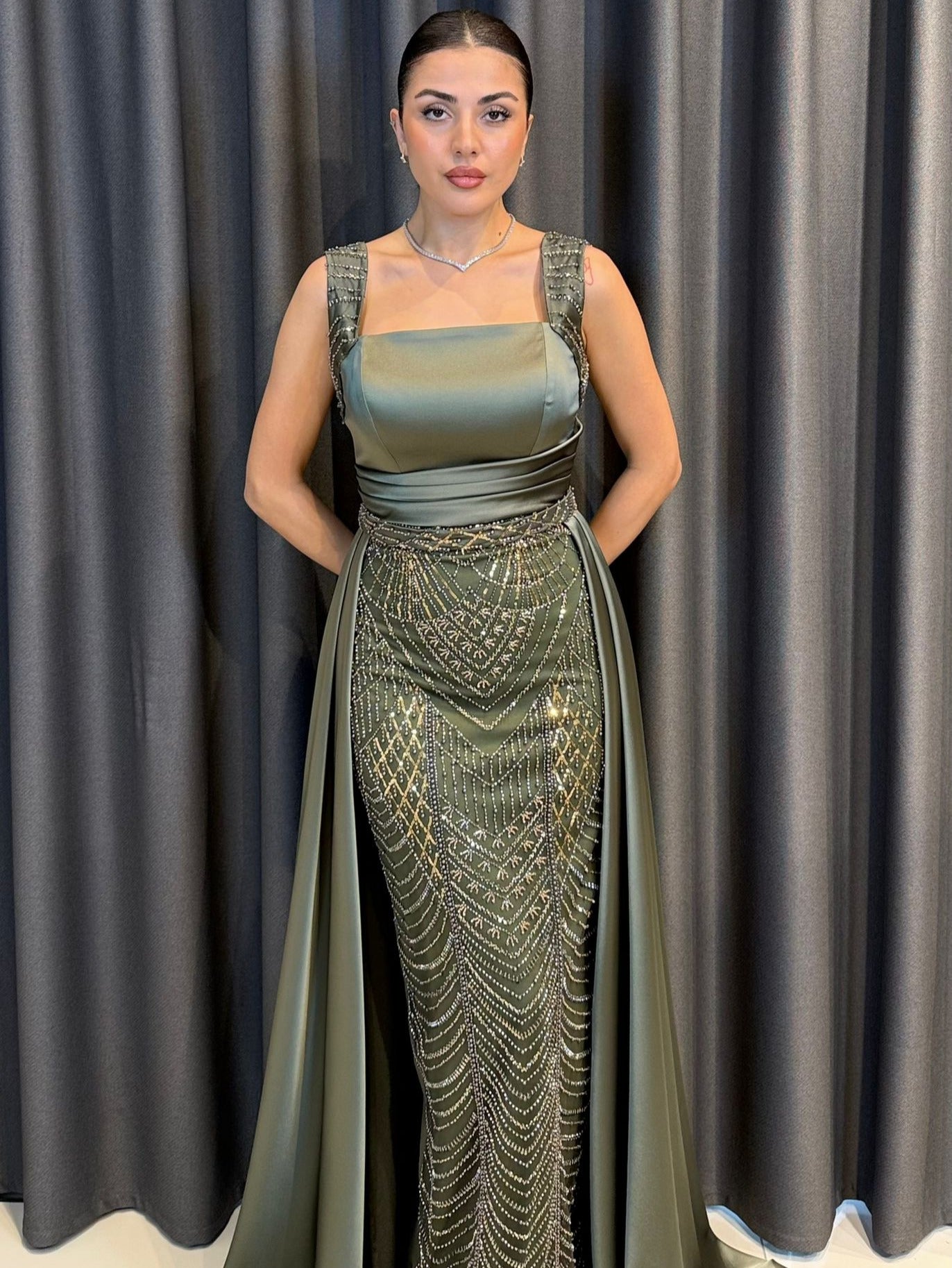 Siyah Saten Taş İşlemeli Kuyruklu Abiye Elbise