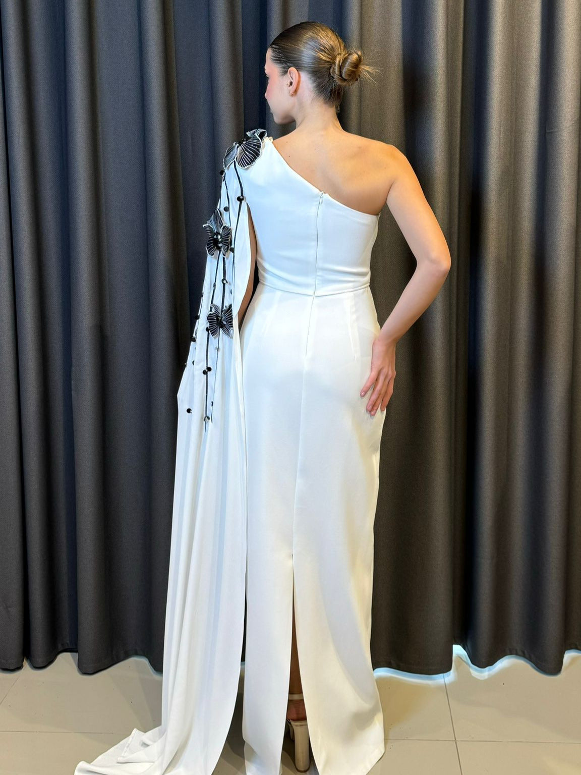 Tek Omuz Pelerinli ve Siyah İşlemeli Beyaz Krep Gece Elbisesi