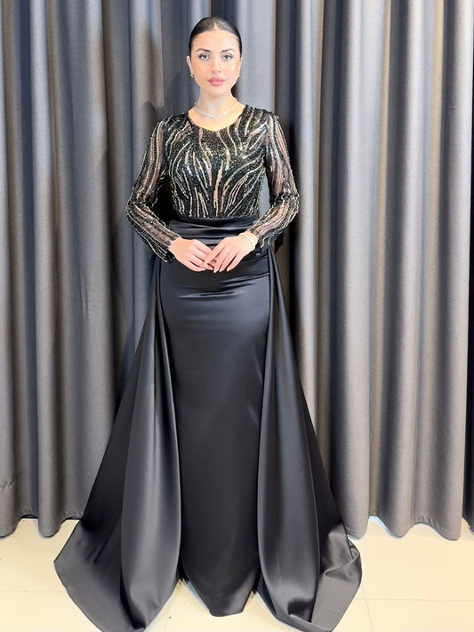 Siyah Desenli Boncuk İşlemeli Uzun Kollu Kuyruğu Saten Abiye Elbise