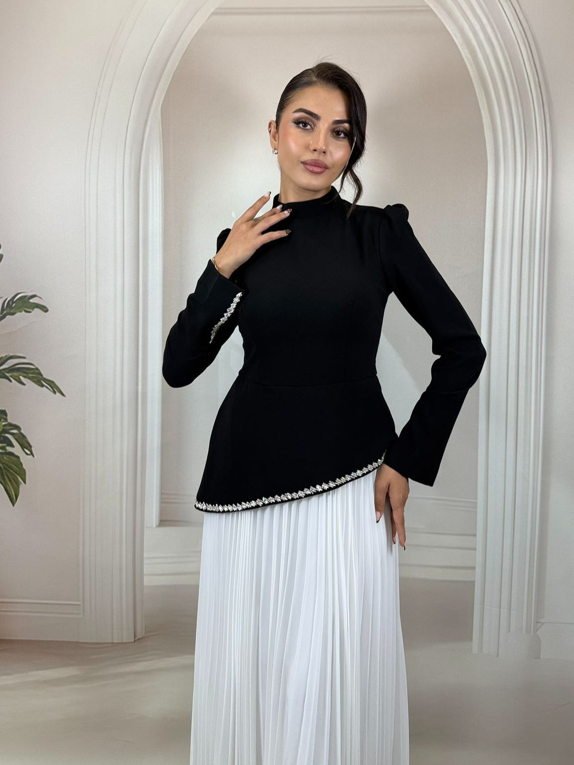 Taş İşlemeli Hakim Yaka ve Piliseli  Siyah Byaz Etekli Abiye