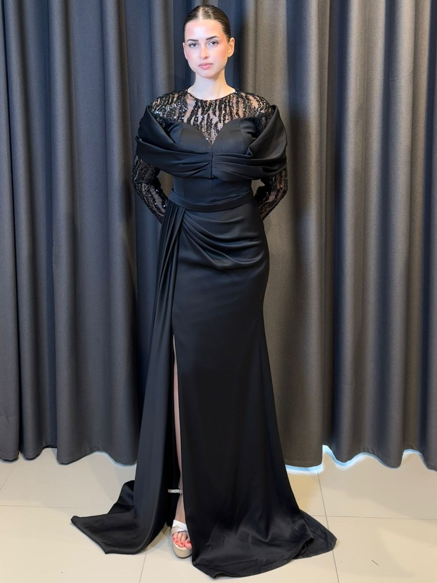 Siyah Saten Drape Detaylı ve Payet İşlemeli Yırtmaçlı Abiye