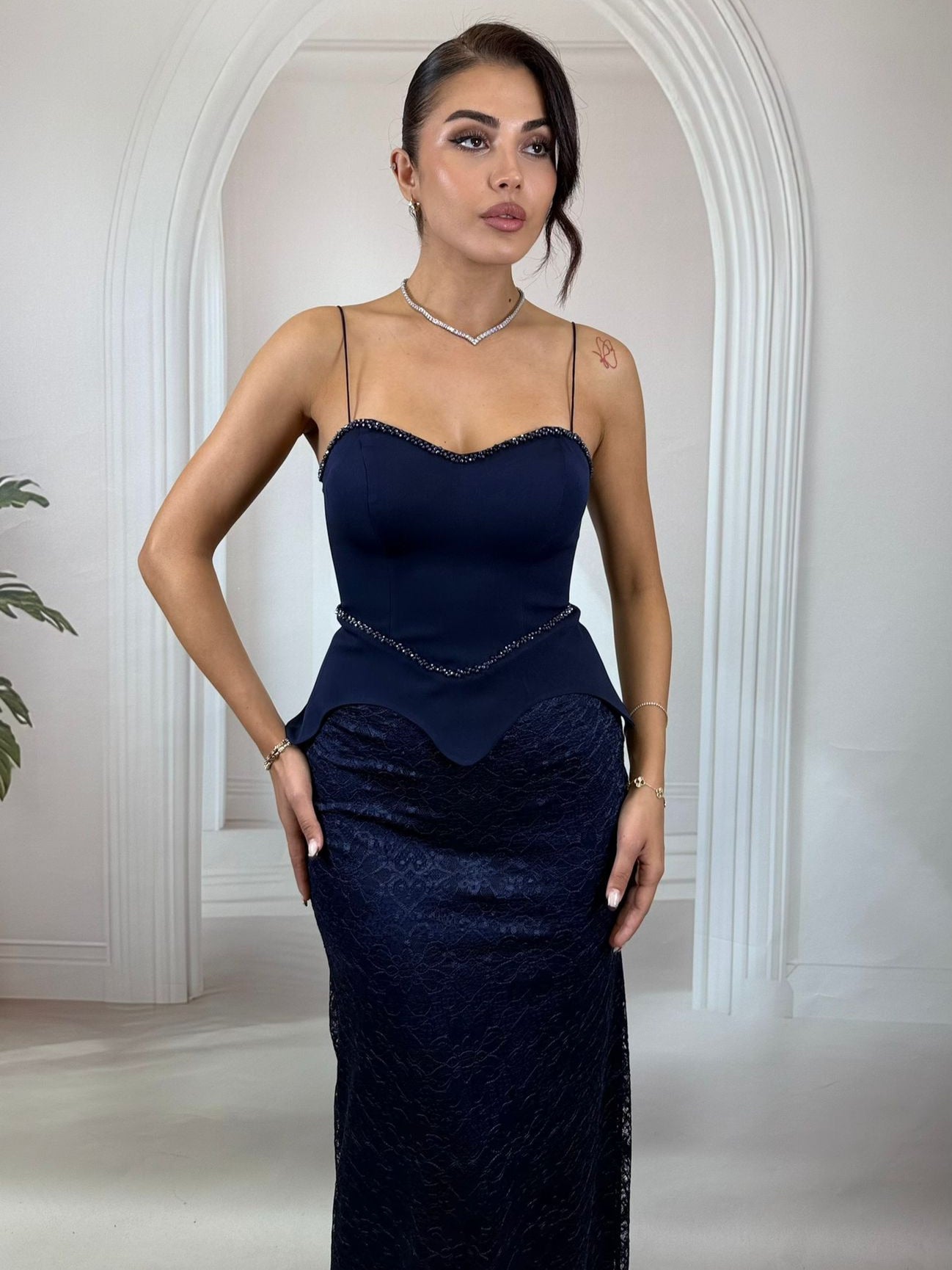 Siyah Straplez Peplum Detaylı Dantel Balık Gece Elbisesi