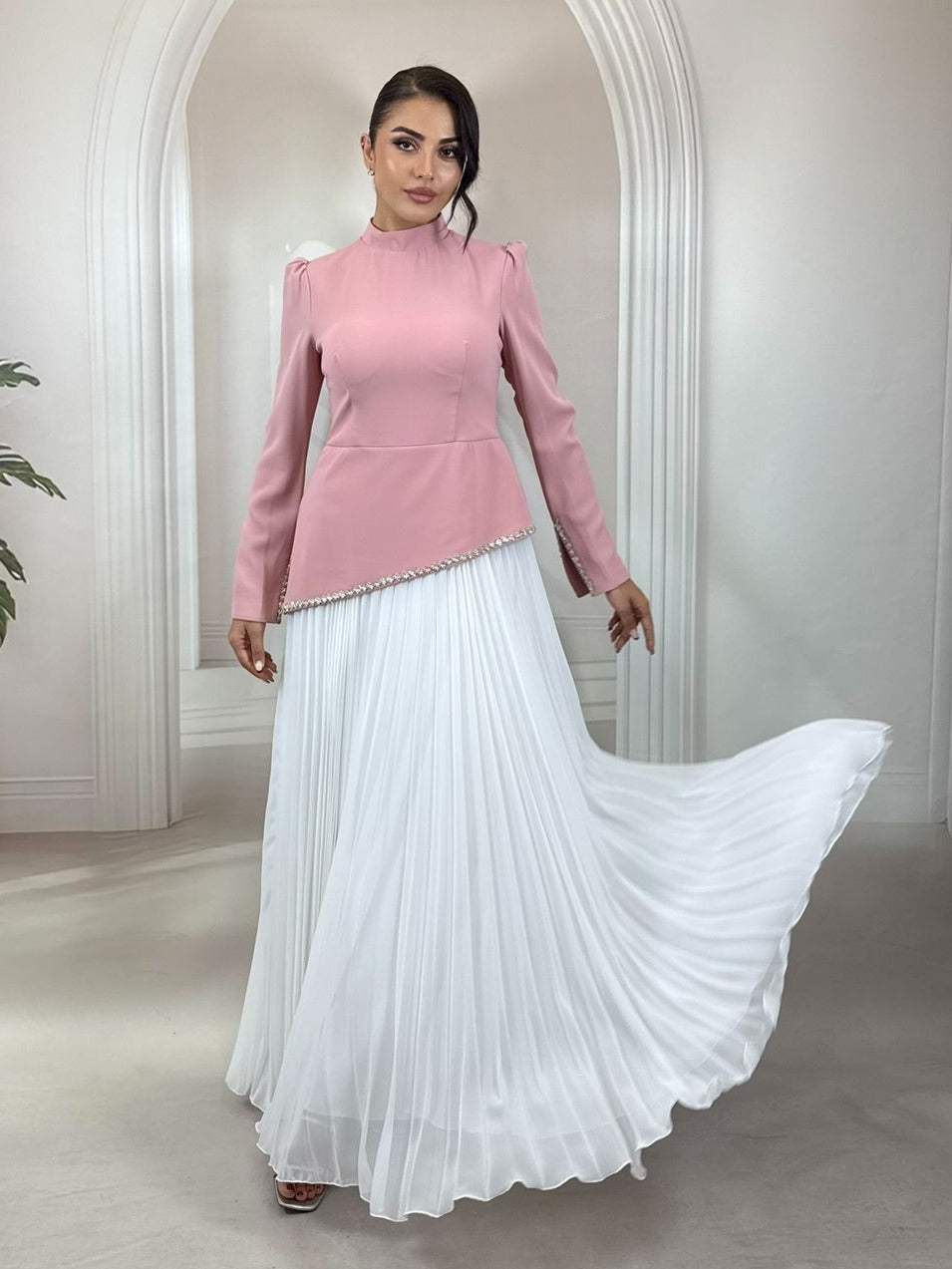 Taş İşlemeli Hakim Yaka ve Piliseli  Siyah Byaz Etekli Abiye