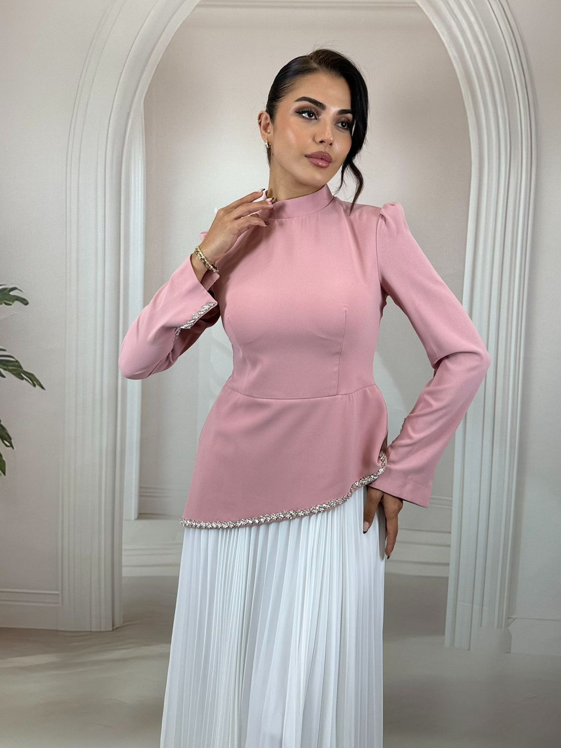 Taş İşlemeli Hakim Yaka ve Piliseli  Siyah Byaz Etekli Abiye