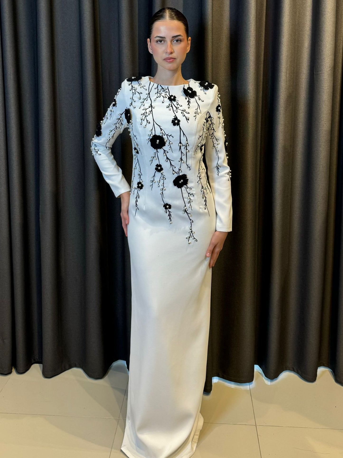 Siyah Beyaz  Çiçek Nakışlı ve İnci Detaylı Abiye