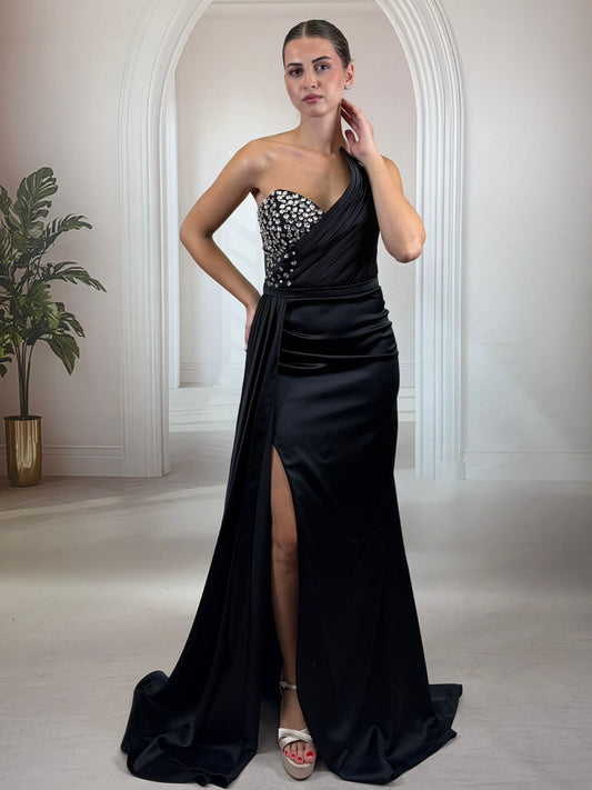 Kristal Detaylı ve Yırtmaçlı Siyah Saten Abiye