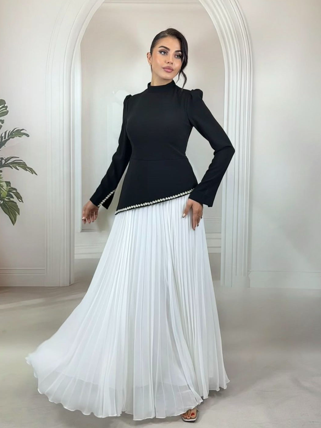 Taş İşlemeli Hakim Yaka ve Piliseli  Siyah Byaz Etekli Abiye