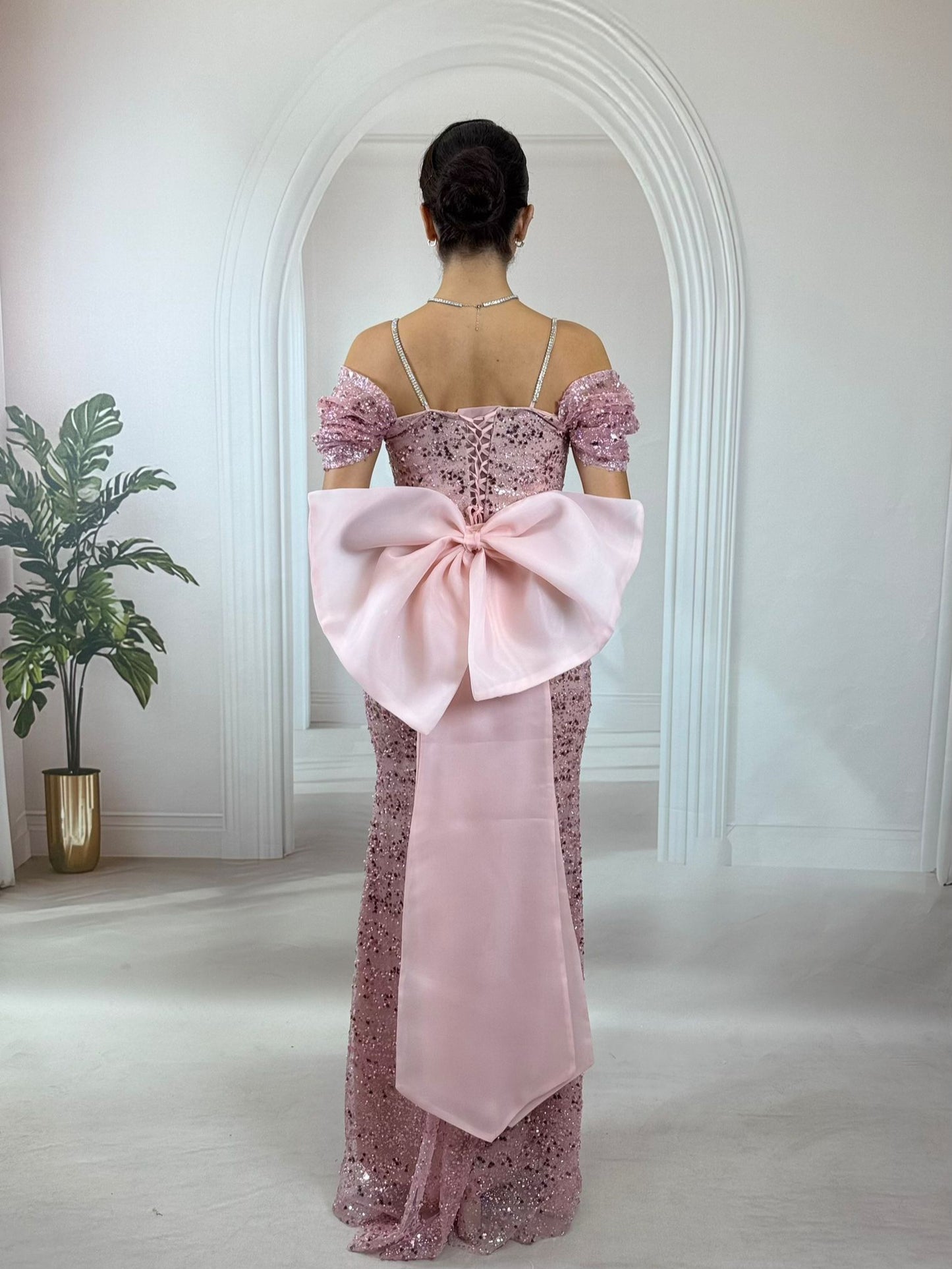 Işıltılı Pembe Pullu Payetli, Düşük Omuz Detaylı Balık Abiye Elbise