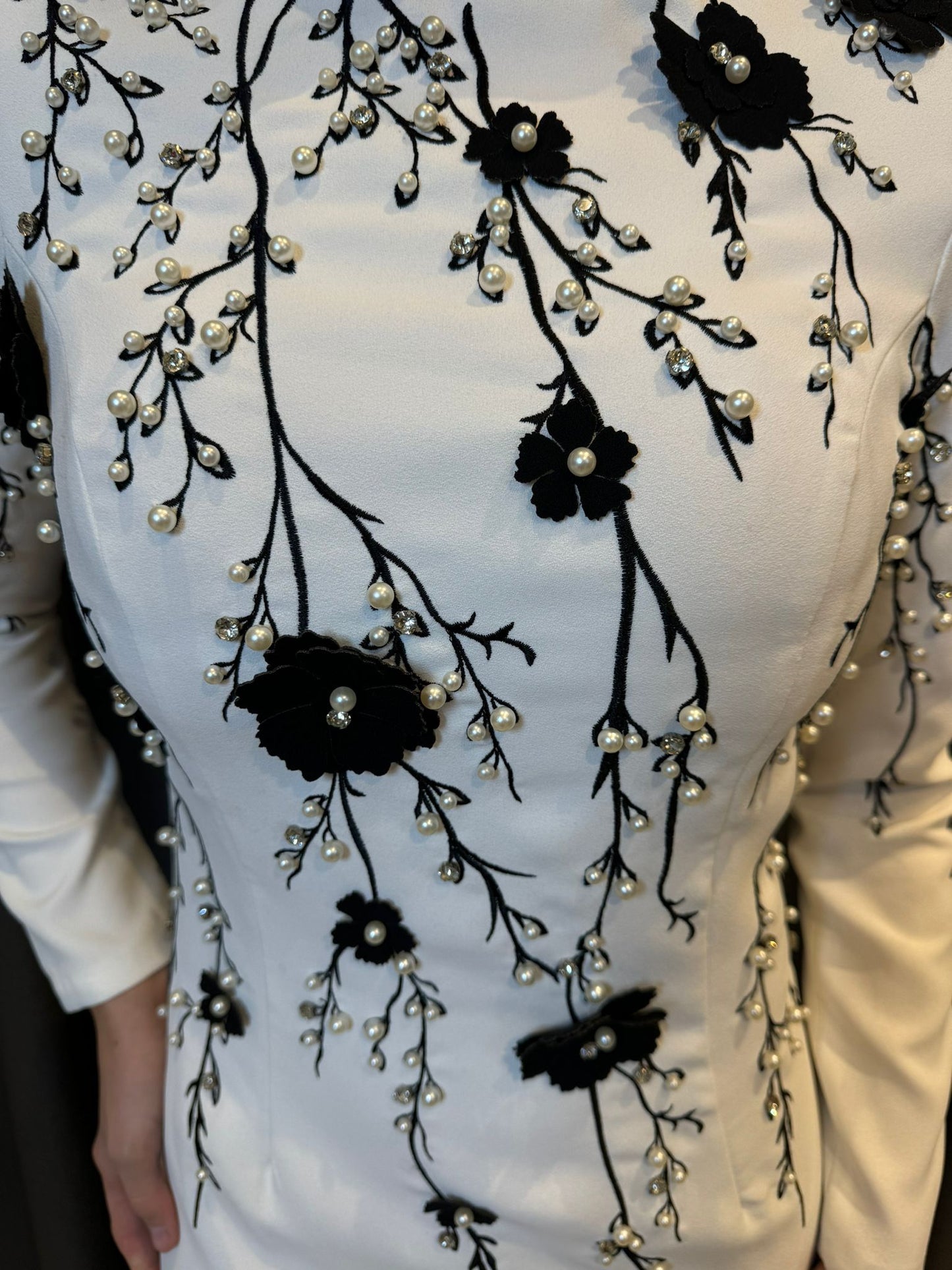 Siyah Beyaz  Çiçek Nakışlı ve İnci Detaylı Abiye