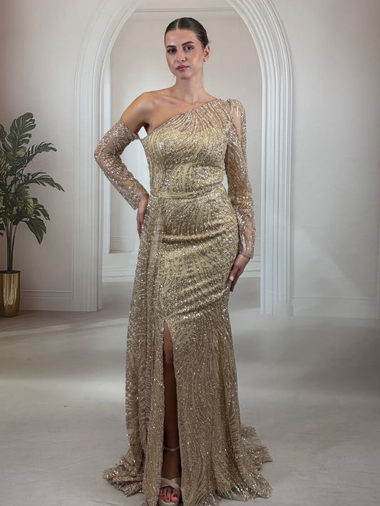 Işıltılı Altın Simli Gece Elbisesi - Özel Kesim Kollu ve Yırtmaçlı