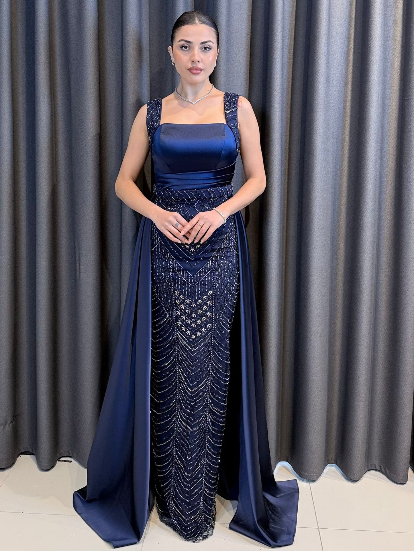 Siyah Saten Taş İşlemeli Kuyruklu Abiye Elbise