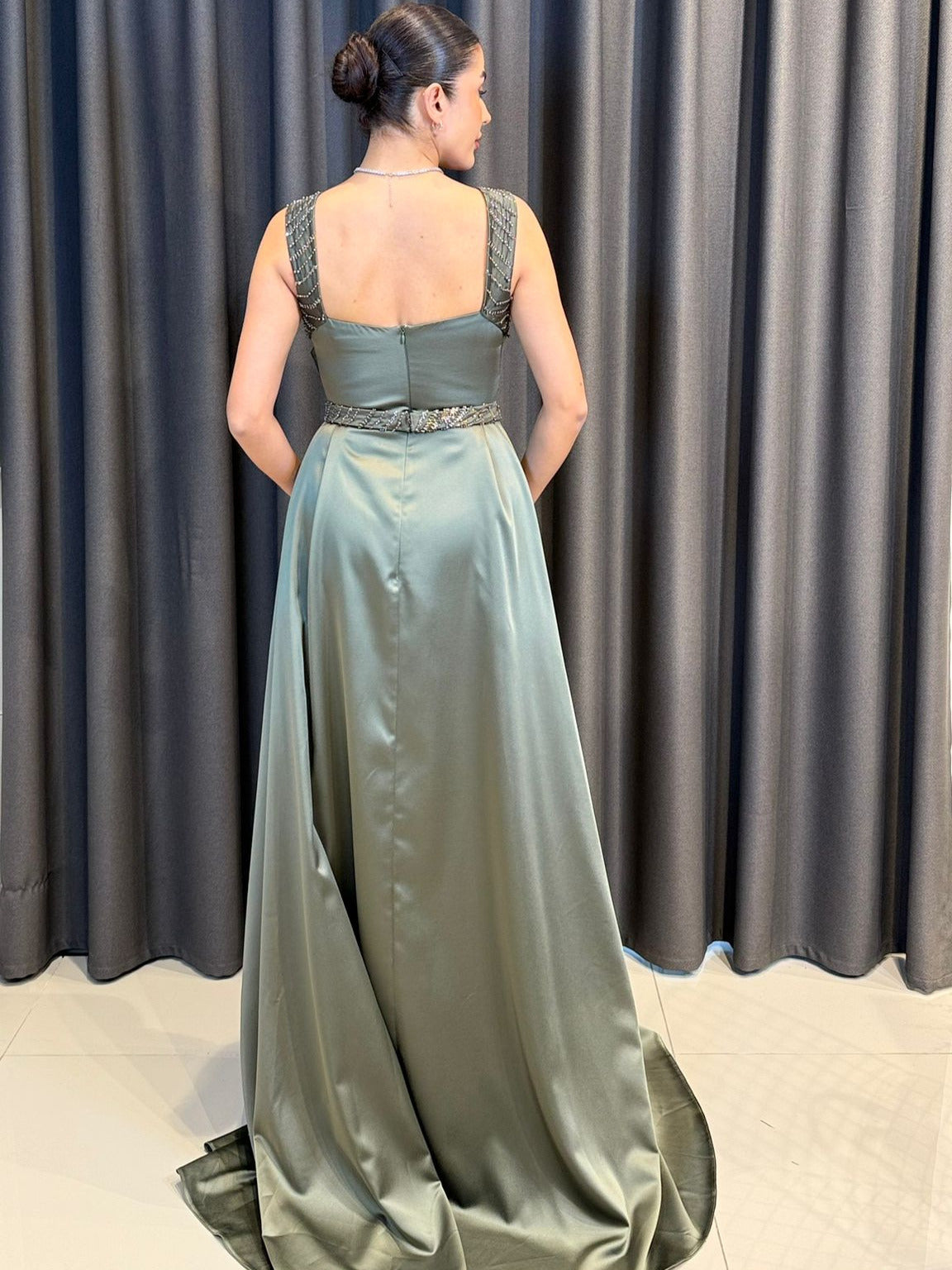 Siyah Saten Taş İşlemeli Kuyruklu Abiye Elbise