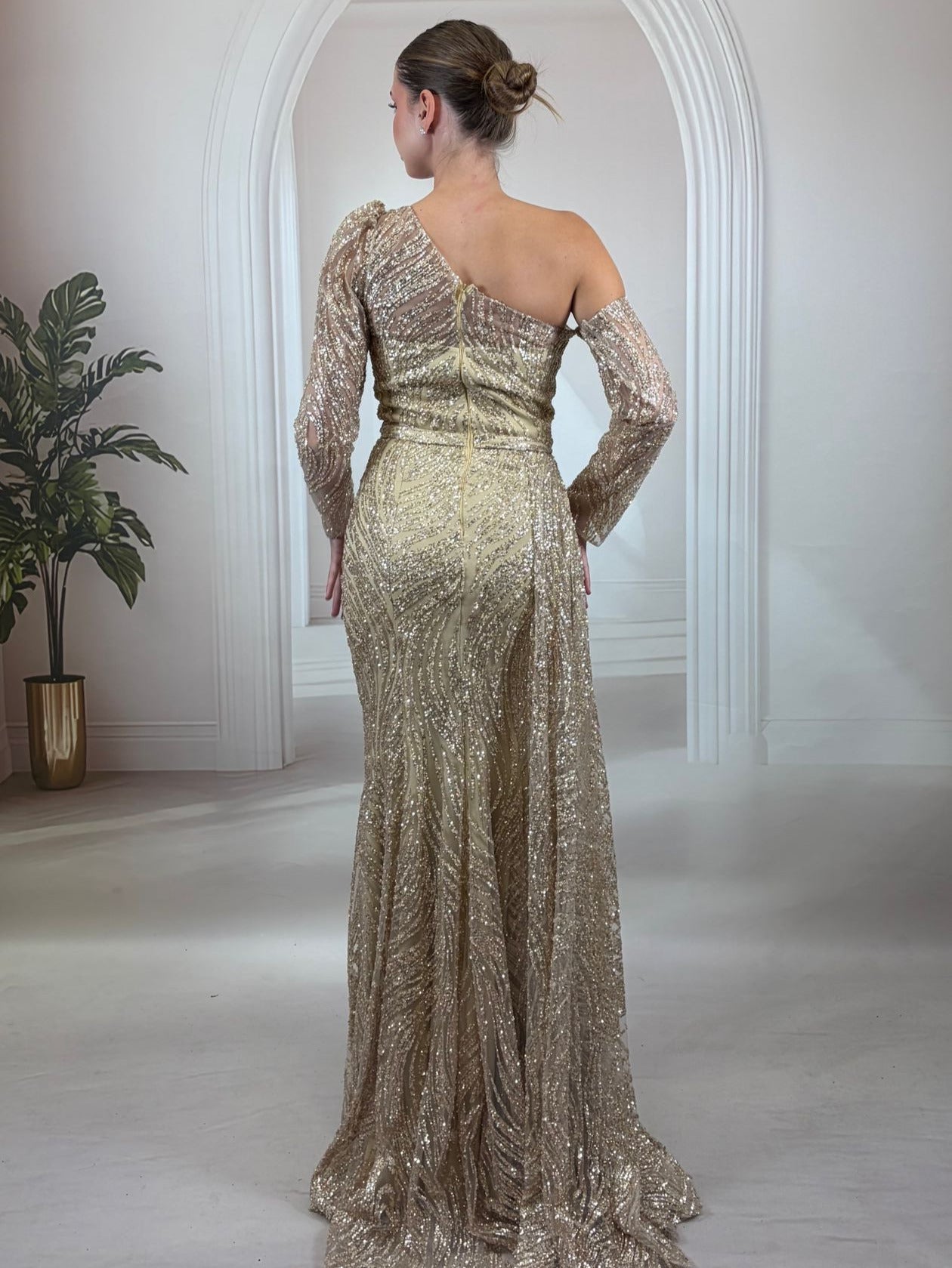 Işıltılı Altın Simli Gece Elbisesi - Özel Kesim Kollu ve Yırtmaçlı
