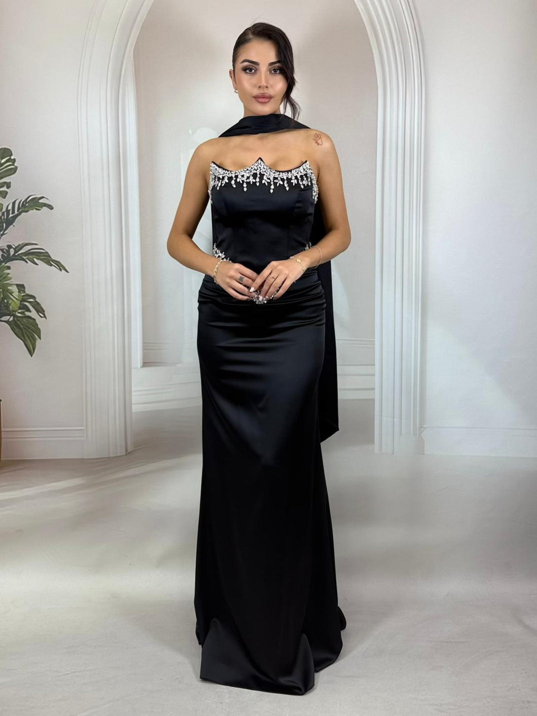 Göğüs ve Bel Hattı Taş İşlemeli Straplez Siyah Abiye