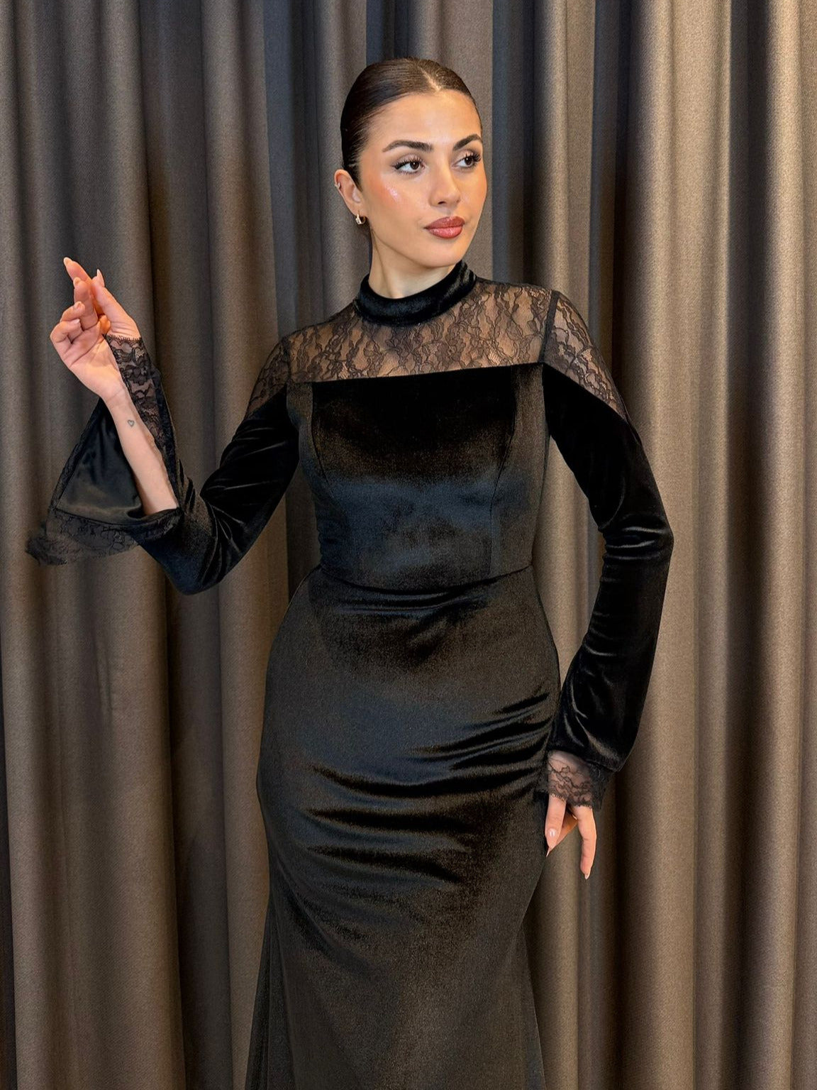 Siyah Kadife Dantel Detaylı Balık Abiye Elbise