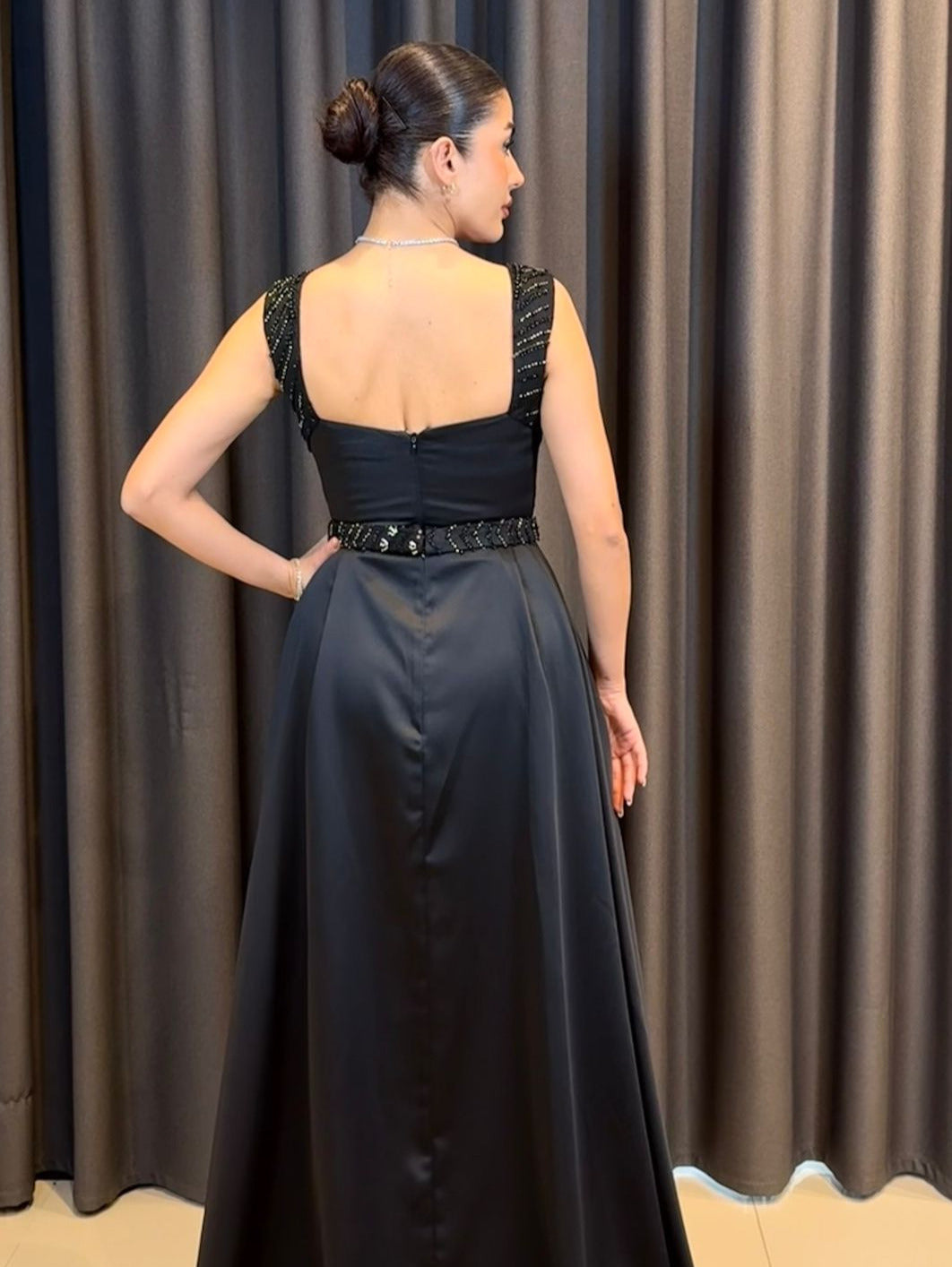 Siyah Saten Taş İşlemeli Kuyruklu Abiye Elbise