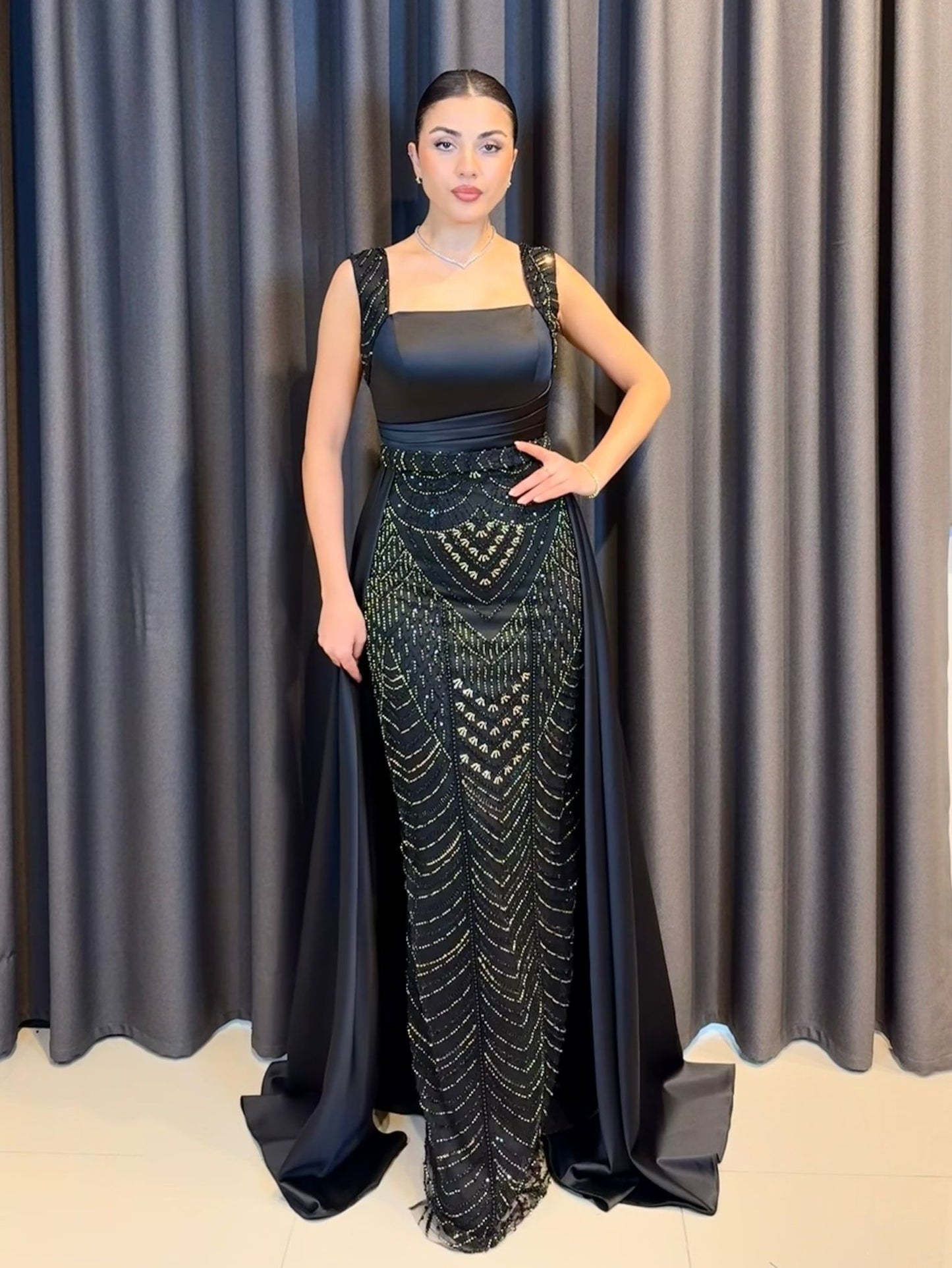 Siyah Saten Taş İşlemeli Kuyruklu Abiye Elbise